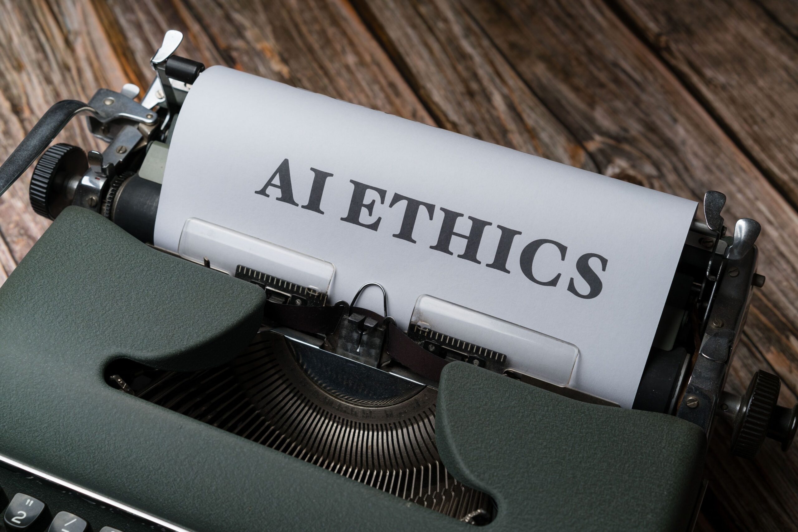 Macchina da scrivere con foglio su cui è scritto AI Ethics: etica e copyright dei contenuti generati dall'intelligenza artificiale