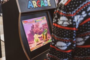 Cabinato arcade retro coin-op in una sala giochi, classici giochi arcade retro della golden age