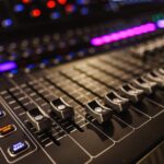 Mixing console audio professionale in studio: produzione di musica ed effetti sonori per videogiochi