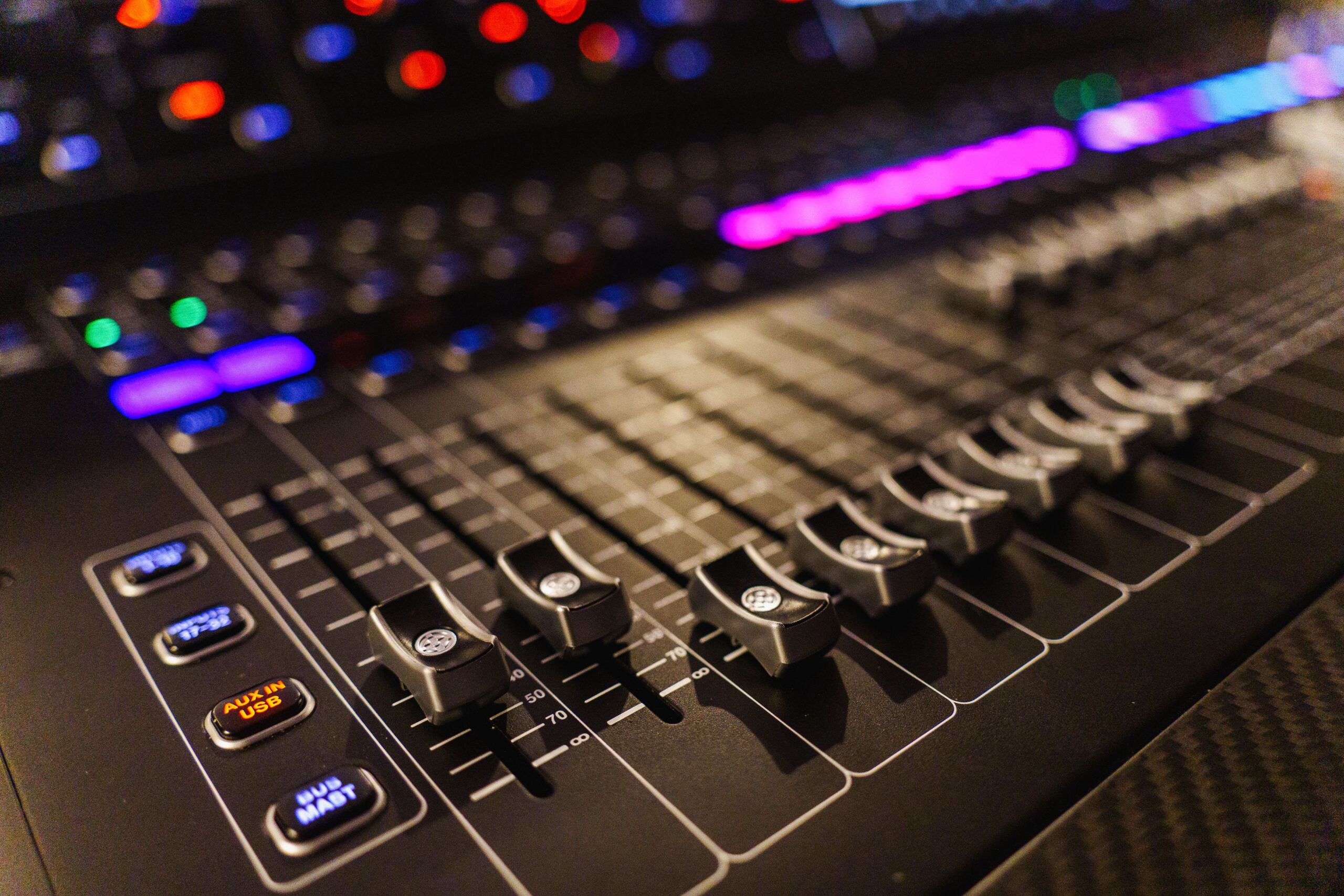 Mixing console audio professionale in studio: produzione di musica ed effetti sonori per videogiochi