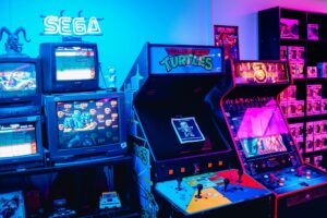 Sala giochi retro illuminata al neon con cabinati arcade classici, novità del retrogaming nel 2026