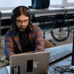 Game developer al lavoro in ufficio con computer, stipendi e carriera nell'industria dei videogiochi